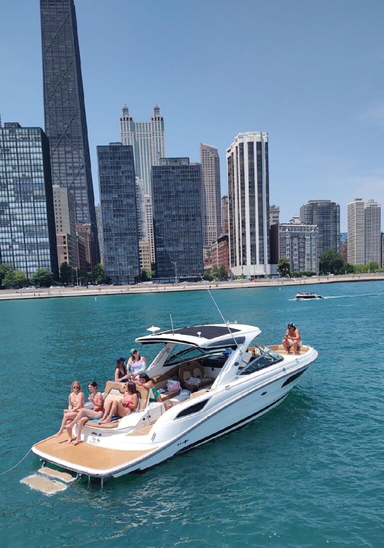 Boat rental Chicago 🛥️ Yacht & motor boat rentals on Lake Michigan