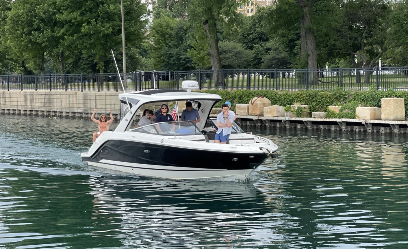 Private Yacht vs Public Boat Tour in Chicago – What’s the Difference?
