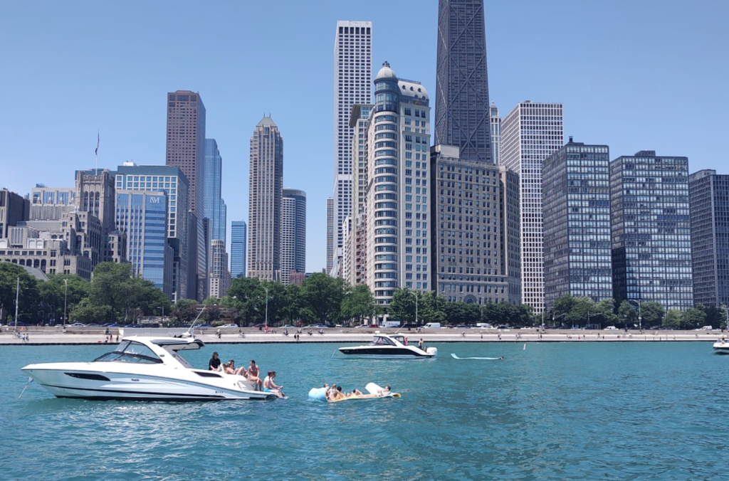 Motor Yacht vs. Sailing Yacht – Why a Motor Yacht is the Ultimate Choice for Your Chicago Event
